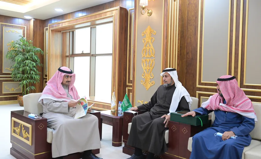 رئيس الجامعة يلتقي رئيس وأعضاء مجلس إدارة نادي أصدقاء نزاهة الجامعي ويطلع على خطة النادي وجهوده للعام الجامعي 1443هـ - جامعة المجمعة 