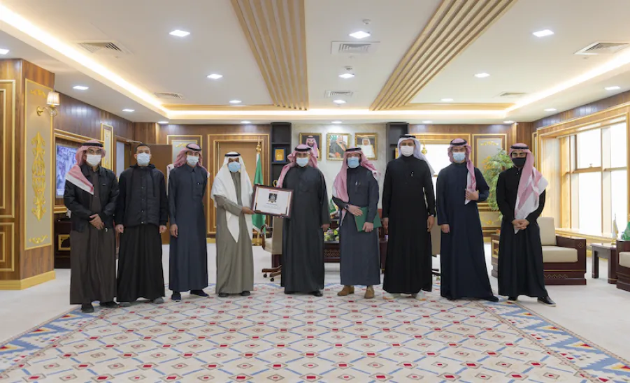رئيس الجامعة يستقبل قيادات كلية علوم الحاسب والمعلومات ويتسلم شهادة EC-Council ويكرم الدفعة الأولى من خريجي أكاديمية AWS  - جامعة المجمعة 