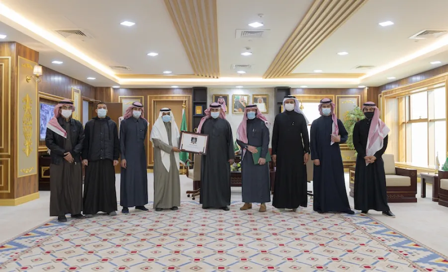 رئيس الجامعة يستقبل قيادات كلية علوم الحاسب والمعلومات ويتسلم شهادة EC-Council ويكرم الدفعة الأولى من خريجي أكاديمية AWS -  a
