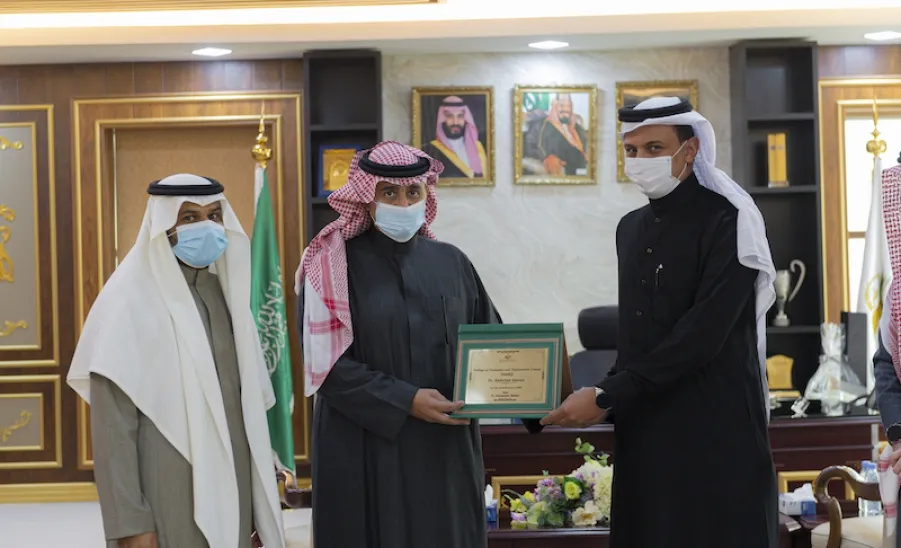 رئيس الجامعة يستقبل قيادات كلية علوم الحاسب والمعلومات ويتسلم شهادة EC-Council ويكرم الدفعة الأولى من خريجي أكاديمية AWS -  a