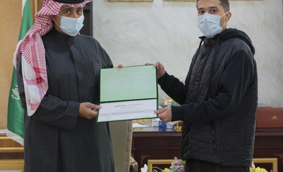 رئيس الجامعة يستقبل قيادات كلية علوم الحاسب والمعلومات ويتسلم شهادة EC-Council ويكرم الدفعة الأولى من خريجي أكاديمية AWS -  a