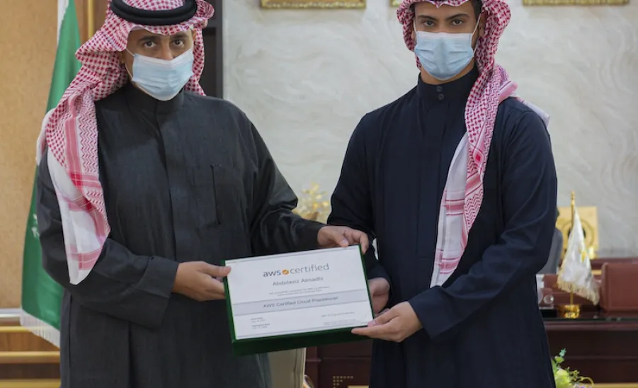 رئيس الجامعة يستقبل قيادات كلية علوم الحاسب والمعلومات ويتسلم شهادة EC-Council ويكرم الدفعة الأولى من خريجي أكاديمية AWS -  a