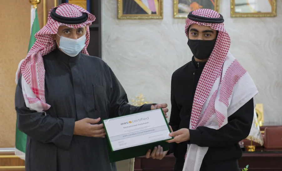 رئيس الجامعة يستقبل قيادات كلية علوم الحاسب والمعلومات ويتسلم شهادة EC-Council ويكرم الدفعة الأولى من خريجي أكاديمية AWS -  a