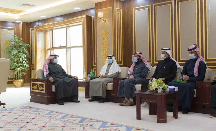 رئيس الجامعة يستقبل قيادات كلية علوم الحاسب والمعلومات ويتسلم شهادة EC-Council ويكرم الدفعة الأولى من خريجي أكاديمية AWS -  a