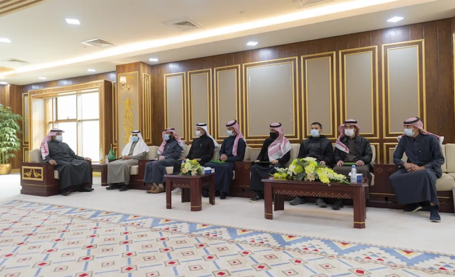 رئيس الجامعة يستقبل قيادات كلية علوم الحاسب والمعلومات ويتسلم شهادة EC-Council ويكرم الدفعة الأولى من خريجي أكاديمية AWS -  a