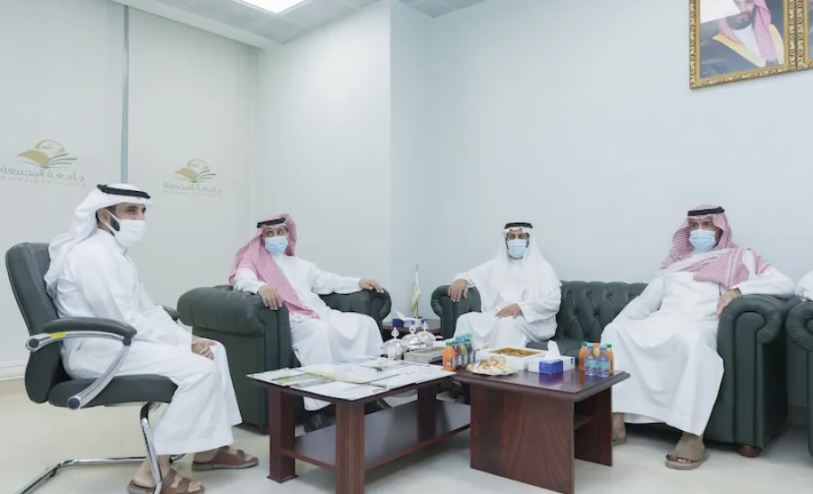 رئيس الجامعة يزور عمادة القبول والتسجيل -  a