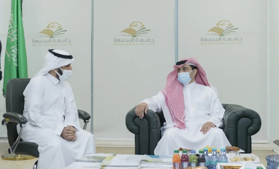 رئيس الجامعة يزور عمادة القبول والتسجيل -  a