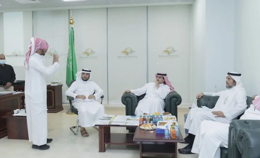 رئيس الجامعة يزور عمادة القبول والتسجيل -  a