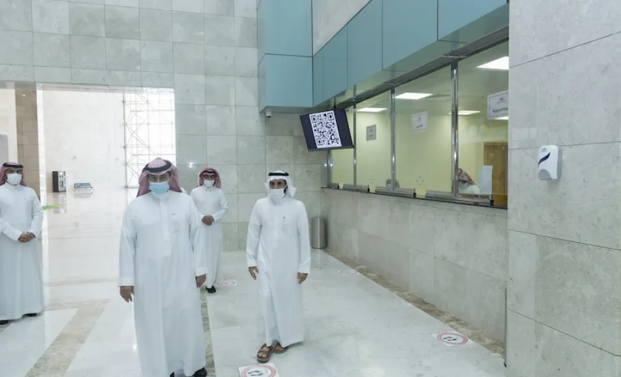 رئيس الجامعة يزور عمادة القبول والتسجيل -  a
