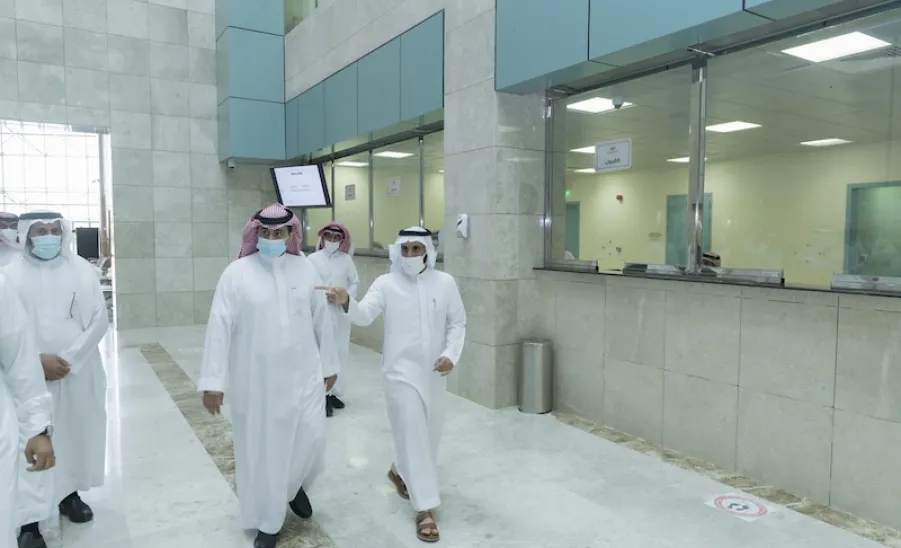 رئيس الجامعة يزور عمادة القبول والتسجيل -  a