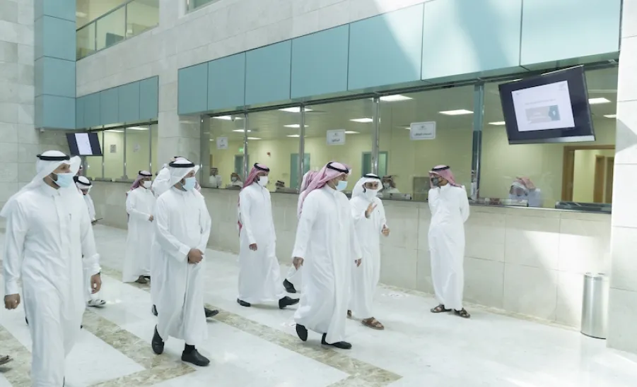 رئيس الجامعة يزور عمادة القبول والتسجيل -  a