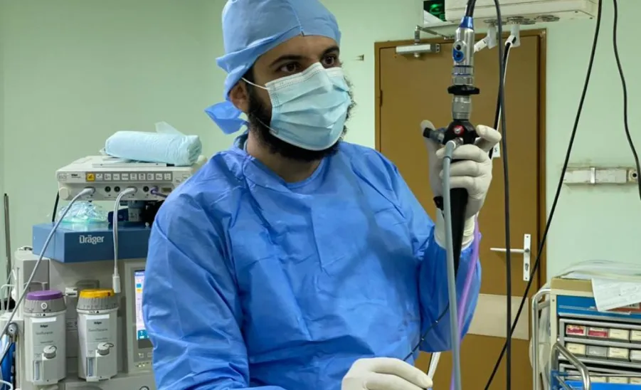 فريق طبي من الجامعة يجري أول عملية تنظير للقصبات الهوائية بالمنطقة لطفلة عمرها ١٣ عاماً - جامعة المجمعة 