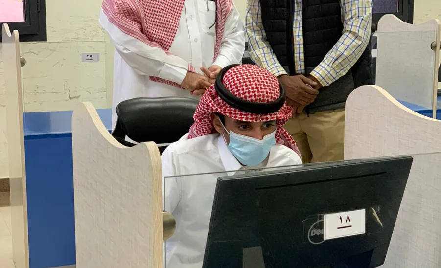 سعادة عميد الكلية يتفقد سير الاختبارات الإلكترونية  - 1