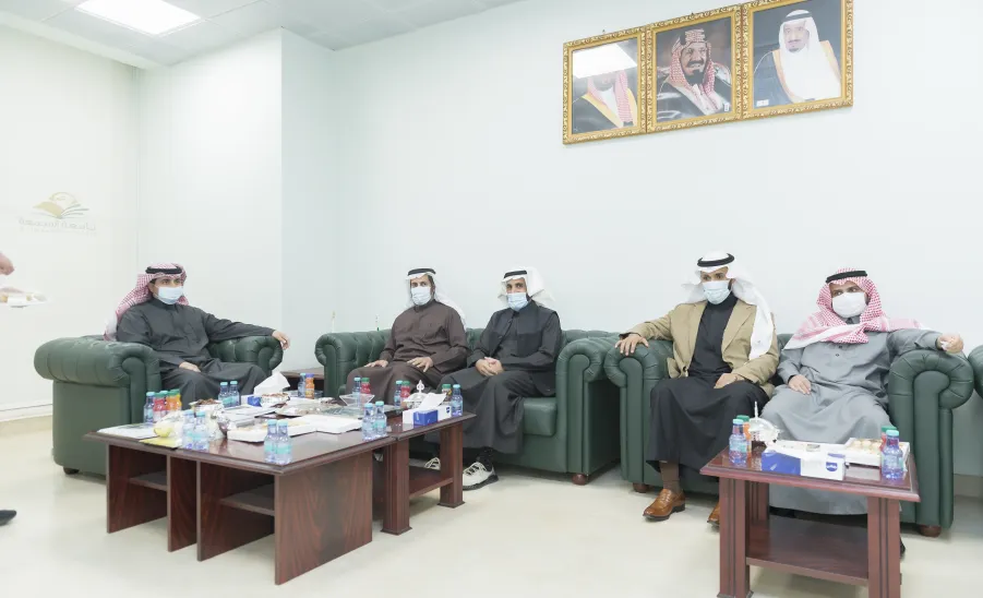 A TOUR OF INSPECTION BY MU RECTOR TO DEANSHIP OF ADMISSION AND REGISTRATION  -  جامعة المجمعة 
