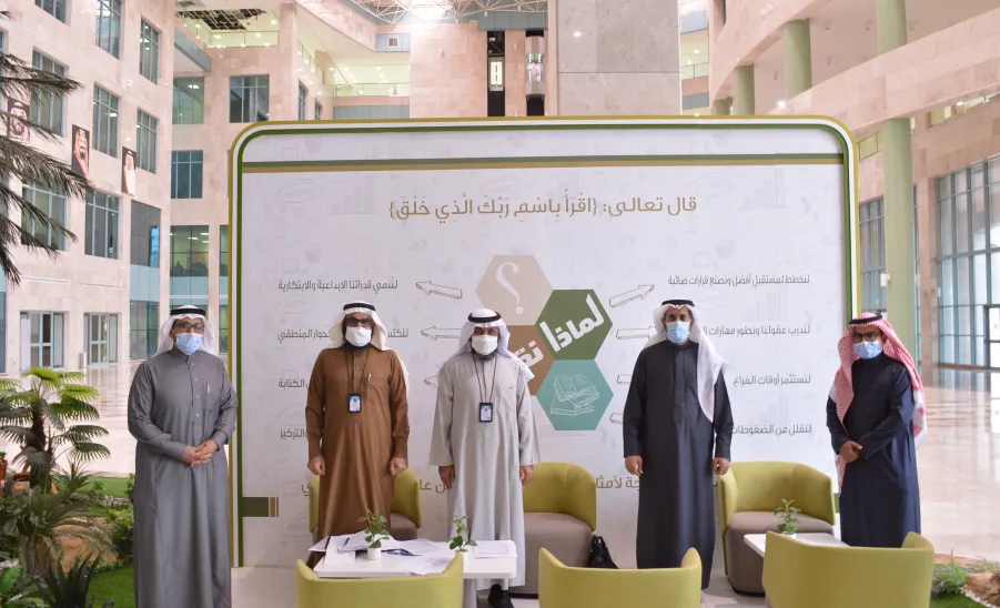 رئيس الجامعة يتفقّد مقر المقابلات الشخصية الذي يقام ضمن فعاليات ملتقى توظيف الخريجين -  ملتقى التوظيف