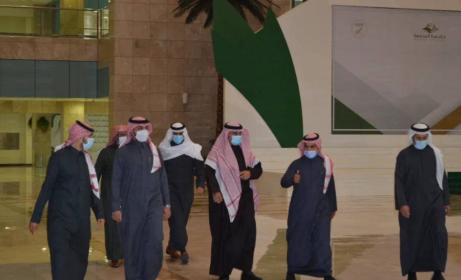 رئيس الجامعة يتفقّد مقر المقابلات الشخصية الذي يقام ضمن فعاليات ملتقى توظيف الخريجين -  زيارة الرئيس إلى ملتقى التوظيف