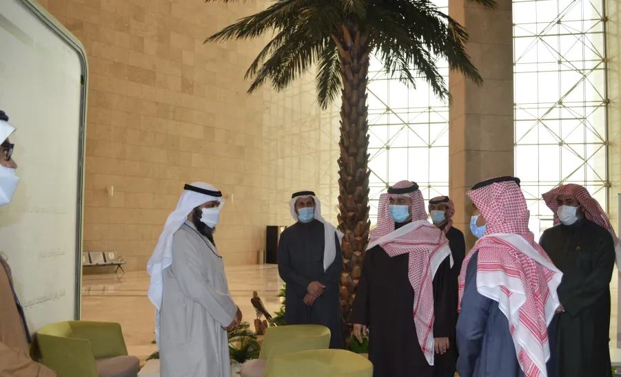 رئيس الجامعة يتفقّد مقر المقابلات الشخصية الذي يقام ضمن فعاليات ملتقى توظيف الخريجين -  زيارة الرئيس إلى ملتقى التوظيف
