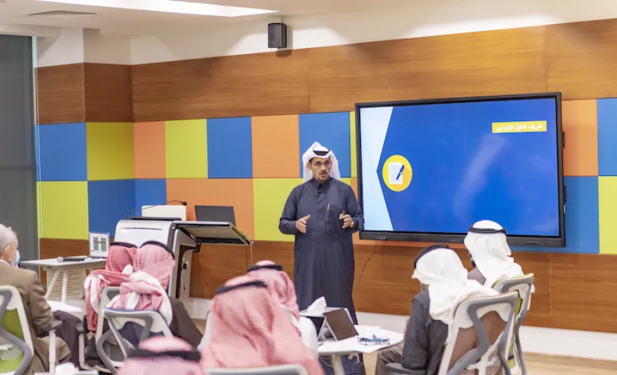GENERAL ADMINISTRATION FOR ORGANIZATIONAL DEVELOPMENT CONDUCTS A WORKSHOP ON FORMS OF PROCEDURAL GUIDES  -  جامعة المجمعة 