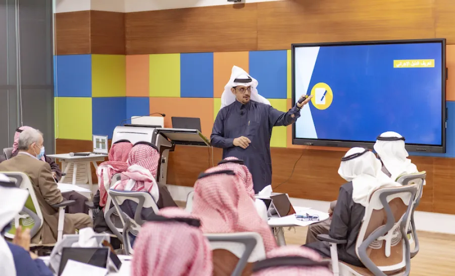 GENERAL ADMINISTRATION FOR ORGANIZATIONAL DEVELOPMENT CONDUCTS A WORKSHOP ON FORMS OF PROCEDURAL GUIDES  -  جامعة المجمعة 