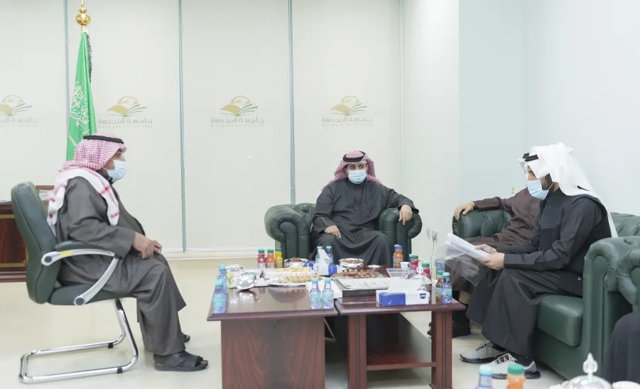 رئيس الجامعة يلتقي بعدد من طلبة الجامعة ومراجعيها -  جامعة المجمعة 
