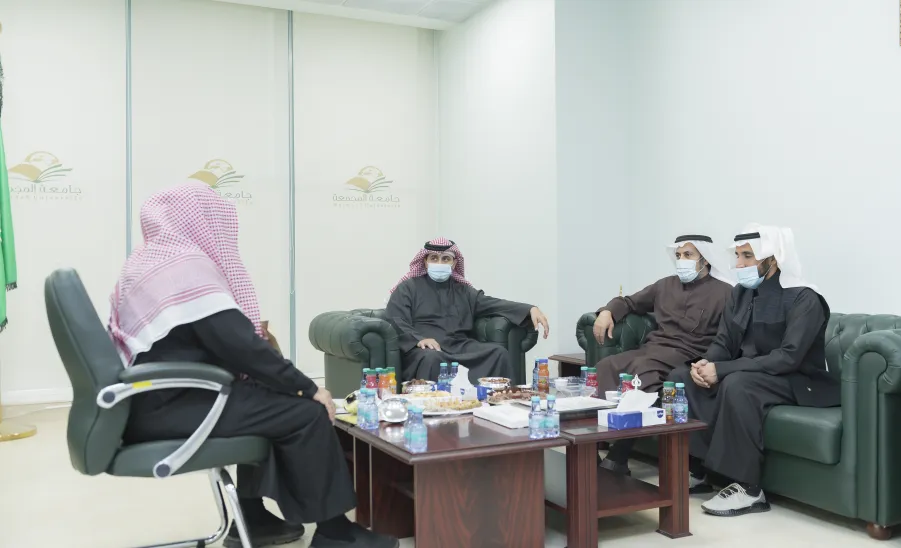 رئيس الجامعة يلتقي بعدد من طلبة الجامعة ومراجعيها -  جامعة المجمعة 