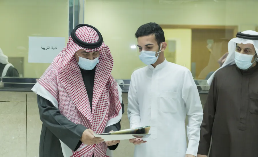رئيس الجامعة يلتقي بعدد من طلبة الجامعة ومراجعيها -  جامعة المجمعة 