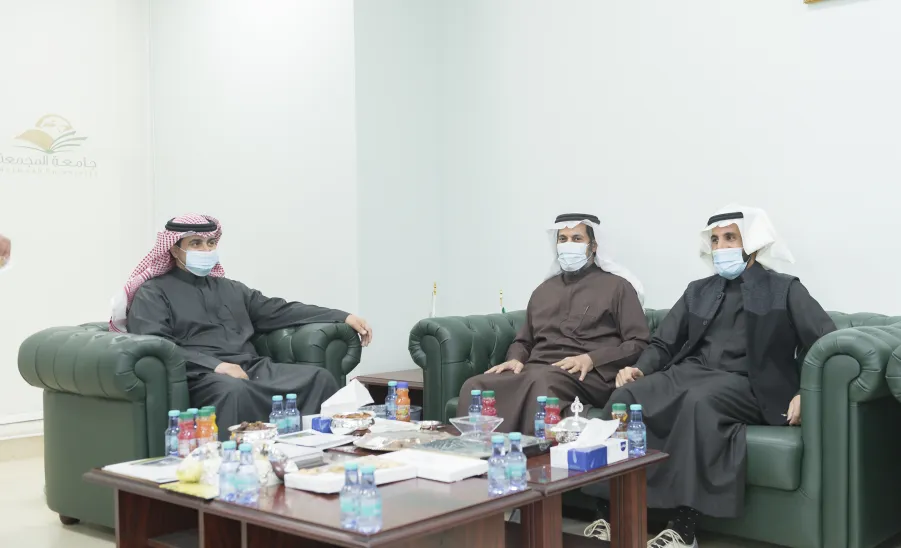 A TOUR OF INSPECTION BY MU RECTOR TO DEANSHIP OF ADMISSION AND REGISTRATION  -  جامعة المجمعة 