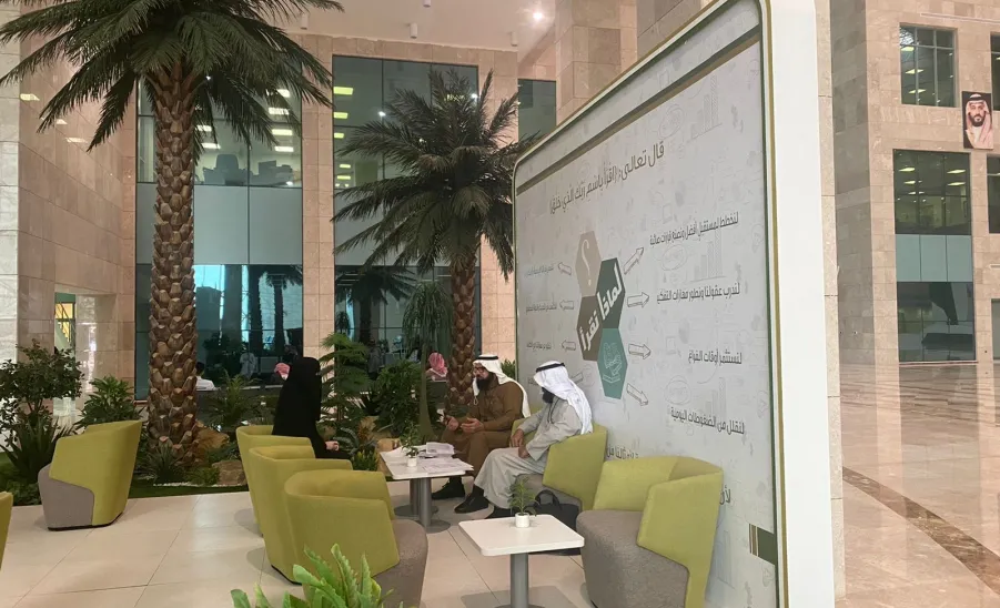رئيس الجامعة يتفقّد مقر المقابلات الشخصية الذي يقام ضمن فعاليات ملتقى توظيف الخريجين -  ملتقى التوظيف