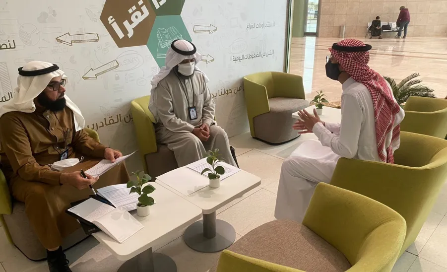 رئيس الجامعة يتفقّد مقر المقابلات الشخصية الذي يقام ضمن فعاليات ملتقى توظيف الخريجين -  ملتقى التوظيف