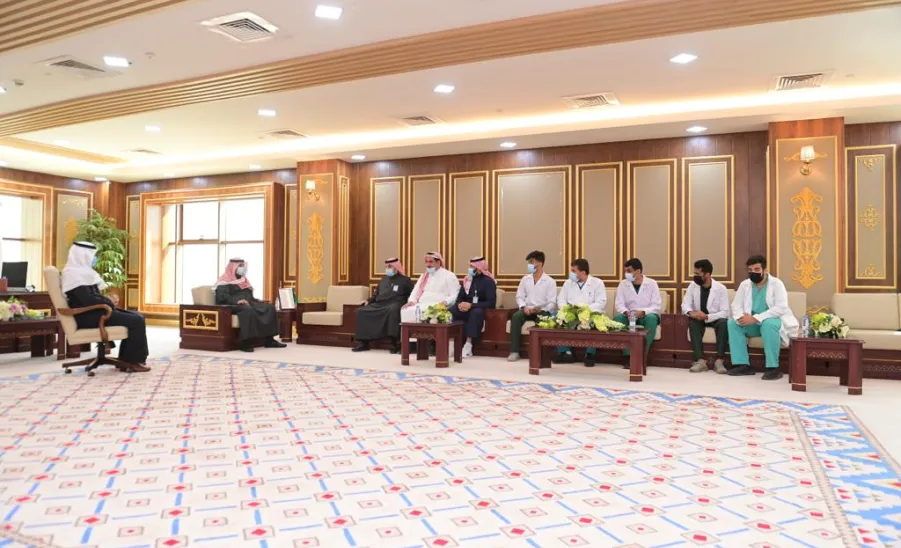  سعادة رئيس الجامعة يستقبل فريقاً بحثياً بمناسبة حصوله على وثيقة براءة لنموذج صناعي من الهيئة السعودية للملكية الفكرية - جامعة المجمعة