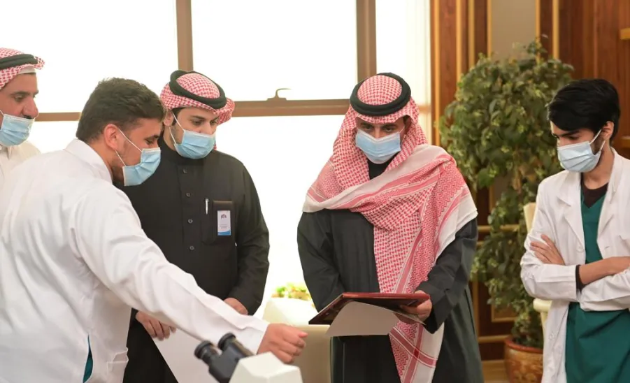  سعادة رئيس الجامعة يستقبل فريقاً بحثياً بمناسبة حصوله على وثيقة براءة لنموذج صناعي من الهيئة السعودية للملكية الفكرية - جامعة المجمعة