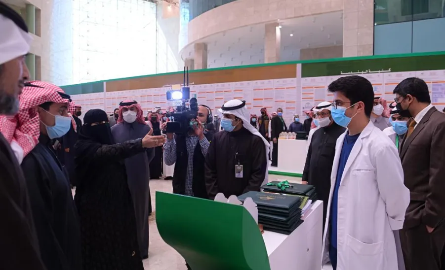 رئيس الجامعة يرعى ملتقى مشاريع التخرج الطلابية -  جامعة المجمعة