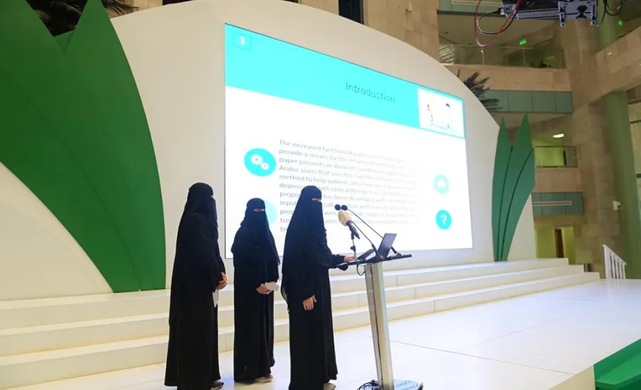 رئيس الجامعة يرعى ملتقى مشاريع التخرج الطلابية -  جامعة المجمعة