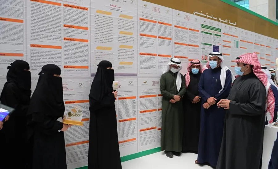 رئيس الجامعة يرعى ملتقى مشاريع التخرج الطلابية -  جامعة المجمعة
