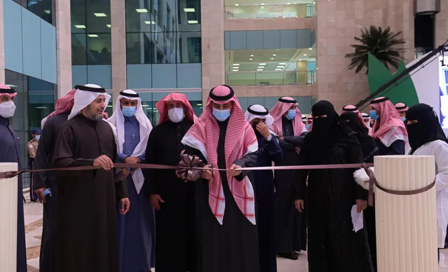 رئيس الجامعة يرعى ملتقى مشاريع التخرج الطلابية -  جامعة المجمعة