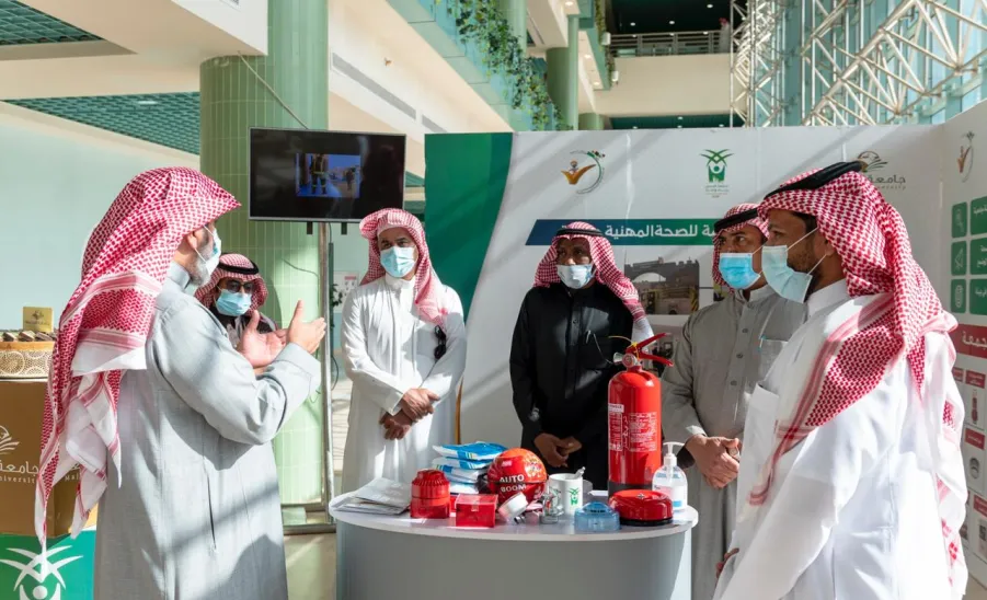 وكيل الجامعة يدشن الركن التوعوي للإدارة العامة للصحة المهنية والبيئة بمناسبة اليوم العالمي للدفاع المدني -  جامعة المجمعة 