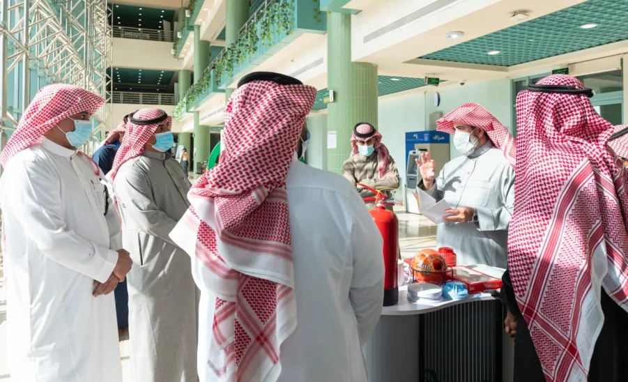 وكيل الجامعة يدشن الركن التوعوي للإدارة العامة للصحة المهنية والبيئة بمناسبة اليوم العالمي للدفاع المدني -  جامعة المجمعة 