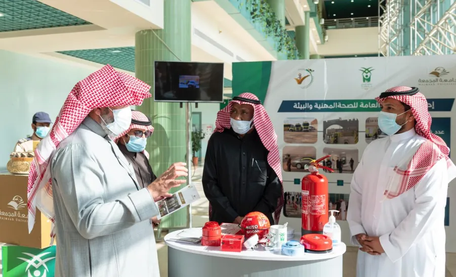 وكيل الجامعة يدشن الركن التوعوي للإدارة العامة للصحة المهنية والبيئة بمناسبة اليوم العالمي للدفاع المدني -  جامعة المجمعة 