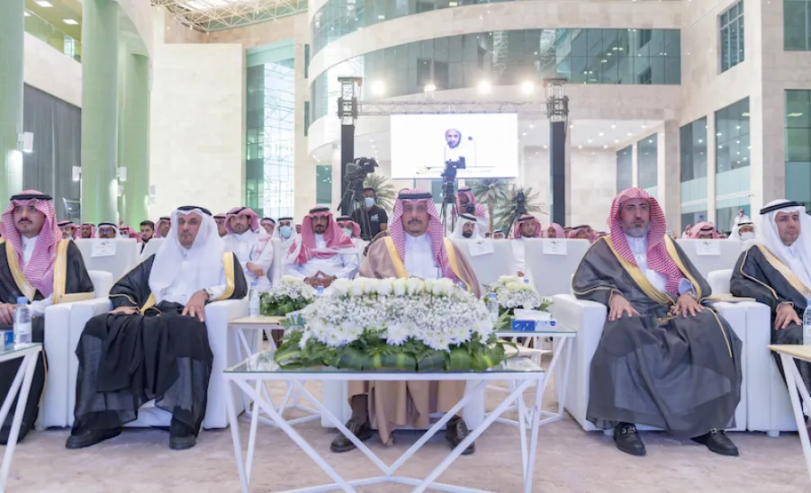 برعاية صاحب السمو الملكي الأمير فيصل بن بندر - أمير منطقة الرياض -  الجامعة تقيم حفل تخريج الدفعة الثالثة عشرة من طلابها - AA
