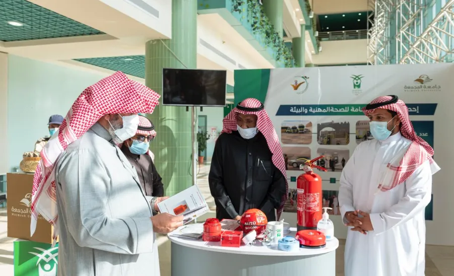 وكيل الجامعة يدشن الركن التوعوي للإدارة العامة للصحة المهنية والبيئة بمناسبة اليوم العالمي للدفاع المدني -  جامعة المجمعة 