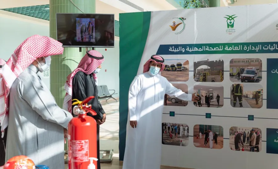 وكيل الجامعة يدشن الركن التوعوي للإدارة العامة للصحة المهنية والبيئة بمناسبة اليوم العالمي للدفاع المدني -  جامعة المجمعة 