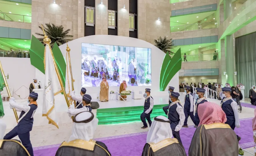 برعاية صاحب السمو الملكي الأمير فيصل بن بندر - أمير منطقة الرياض - الجامعة تقيم حفل تخريج الدفعة الثالثة عشرة من طلابها - 14