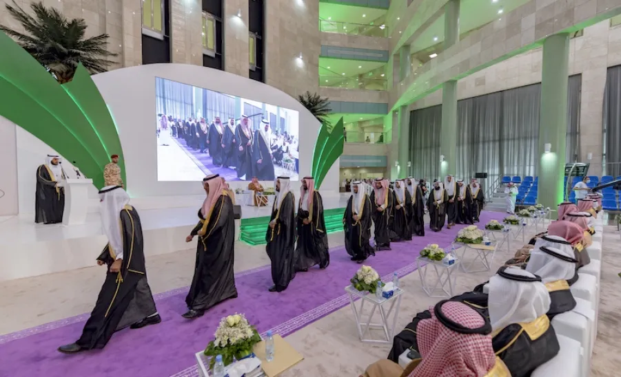 برعاية صاحب السمو الملكي الأمير فيصل بن بندر - أمير منطقة الرياض - الجامعة تقيم حفل تخريج الدفعة الثالثة عشرة من طلابها - 15