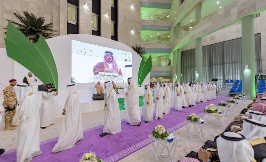 برعاية صاحب السمو الملكي الأمير فيصل بن بندر - أمير منطقة الرياض -  الجامعة تقيم حفل تخريج الدفعة الثالثة عشرة من طلابها - AAAA