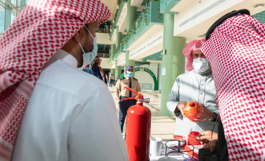وكيل الجامعة يدشن الركن التوعوي للإدارة العامة للصحة المهنية والبيئة بمناسبة اليوم العالمي للدفاع المدني -  جامعة المجمعة 