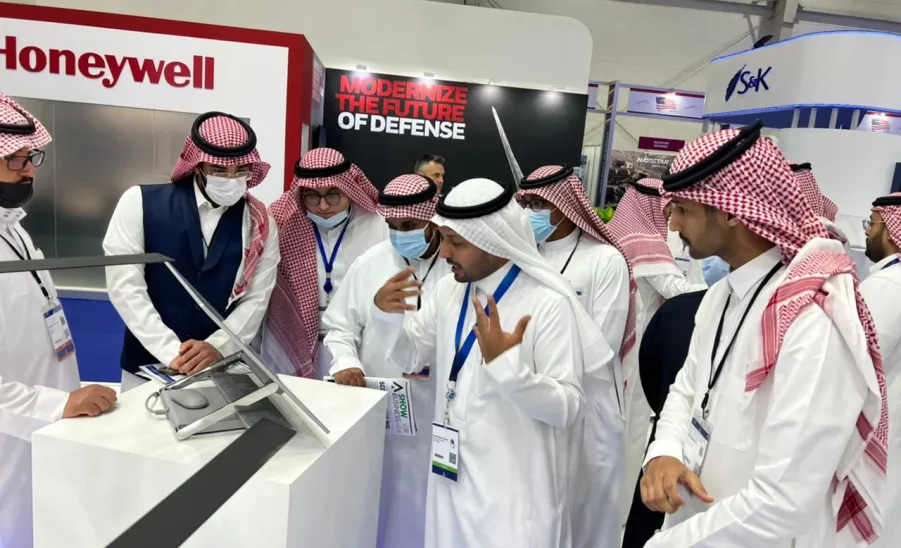 وفد طلابي من جامعة المجمعة يشارك في فعاليات معرض الدفاع العالمي - 2