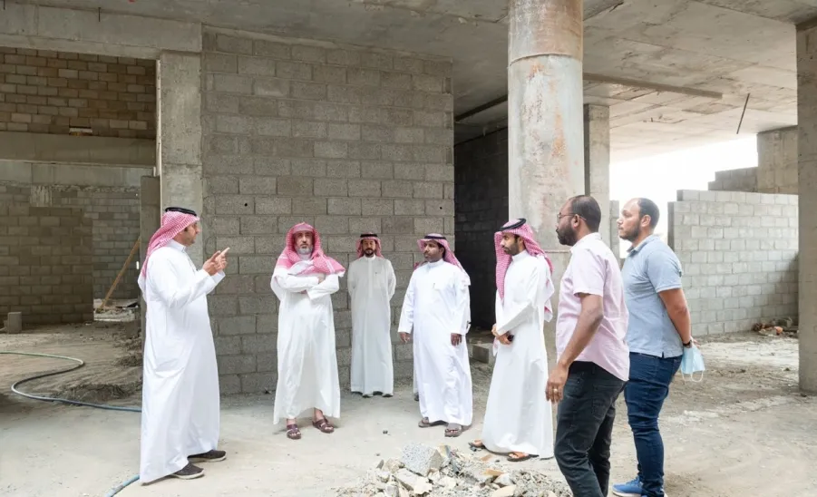 INSPECTION TOUR BY VICE-RECTOR TO VIRTUAL LEARNING CENTER BUILDING
 - وكيل الجامعة يتفقد مشروع مركز التعليم الإفتراضي بالمجمعة