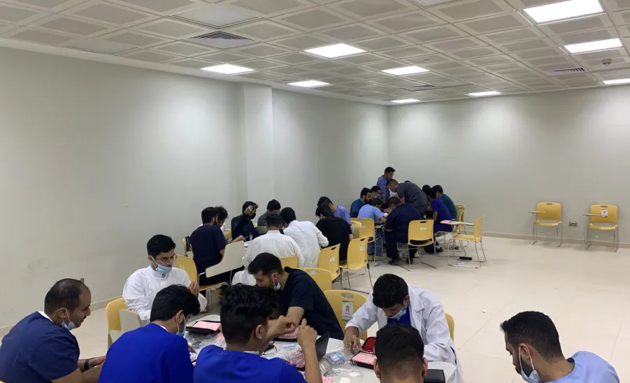 COLLEGE OF MEDICINE HOLDS A WORKSHOP ON SKILLS OF SURGICAL SUTURE  -  جامعة المجمعة 