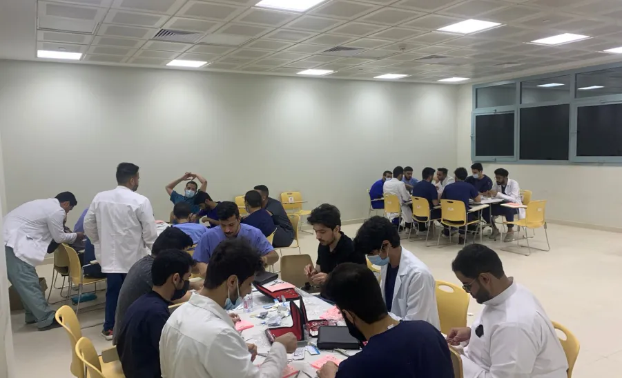 COLLEGE OF MEDICINE HOLDS A WORKSHOP ON SKILLS OF SURGICAL SUTURE  -  جامعة المجمعة 