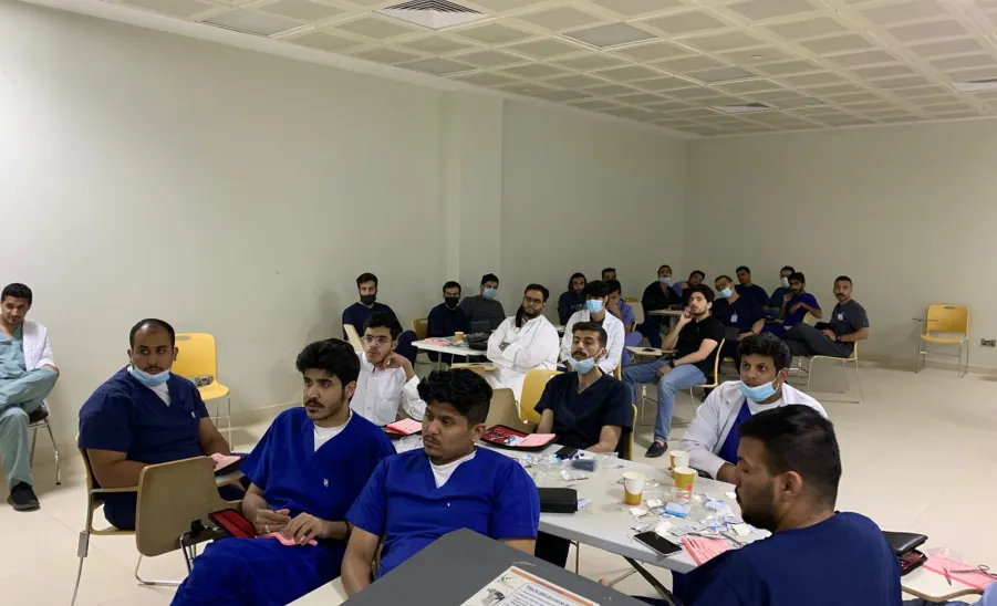 COLLEGE OF MEDICINE HOLDS A WORKSHOP ON SKILLS OF SURGICAL SUTURE  -  جامعة المجمعة 
